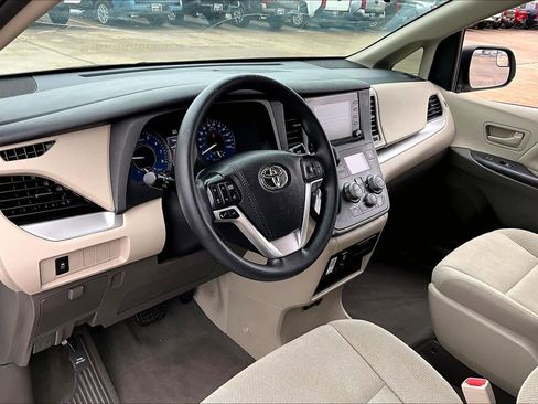 Used 2020 Toyota Sienna L image 16