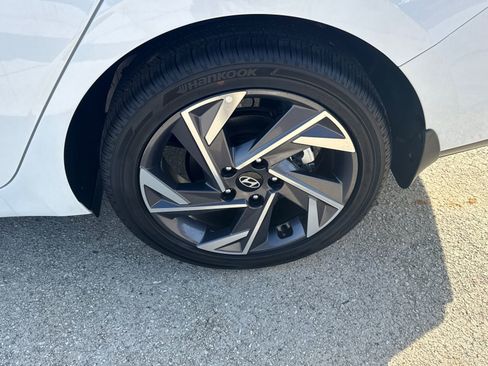 New 2025 Hyundai Elantra SEL image 19