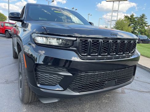 New 2025 Jeep Grand Cherokee Altitude image 45