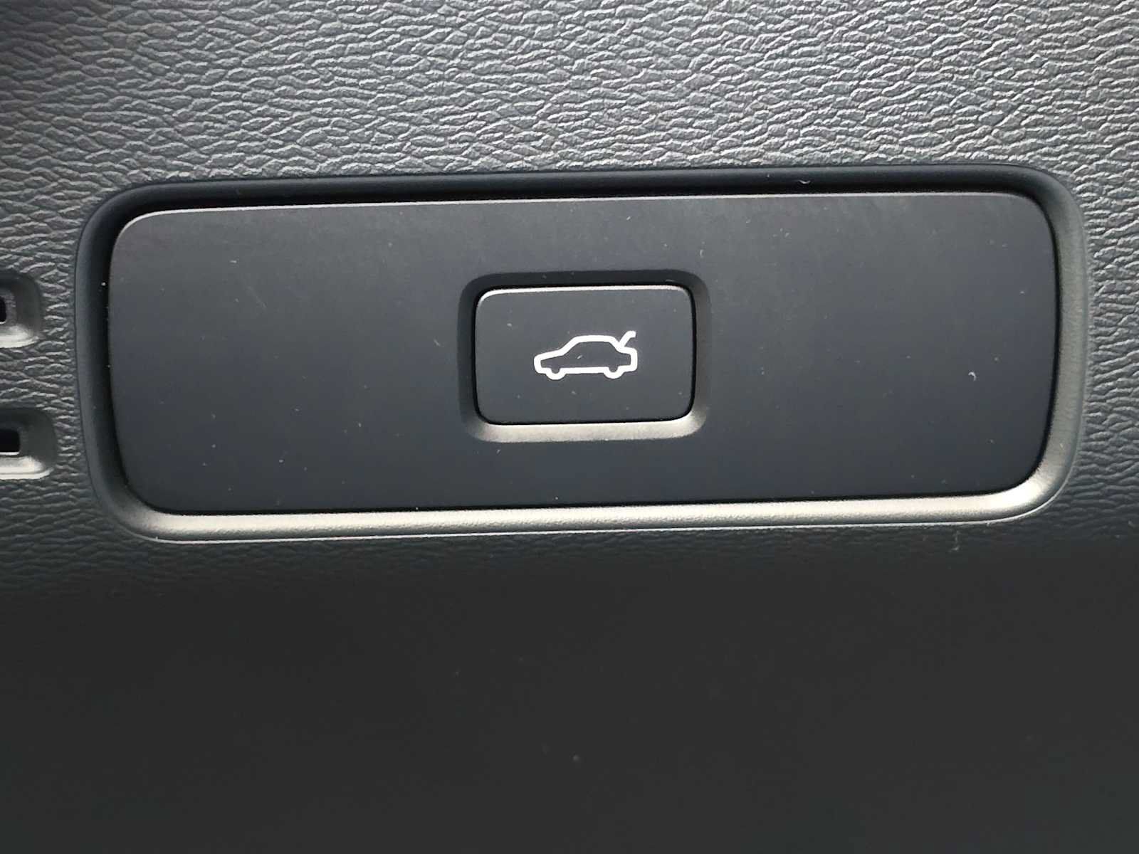 Used 2024 Volvo XC40 Recharge Plus w/ Protection Package Premier AWD/4WD image 32