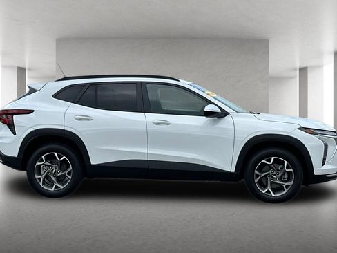 Used 2026 Chevrolet Trax LT w/ Sunroof Package FWD image 3