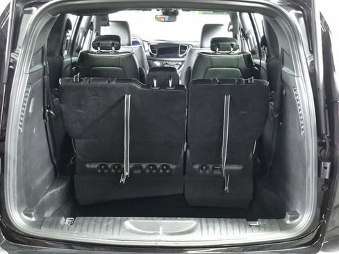 Used 2025 Chrysler Pacifica Limited image 25