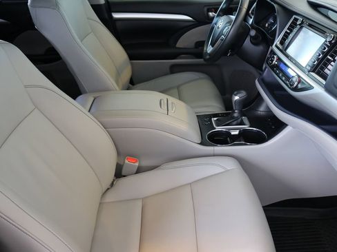 Used 2019 Toyota Highlander XLE image 39