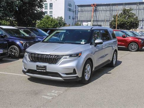 Certified 2022 Kia Carnival LX image 5