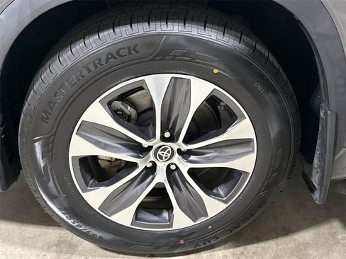 Used 2021 Toyota Highlander XLE image 26