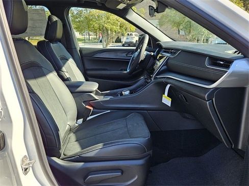 New 2025 Jeep Grand Cherokee Altitude image 15