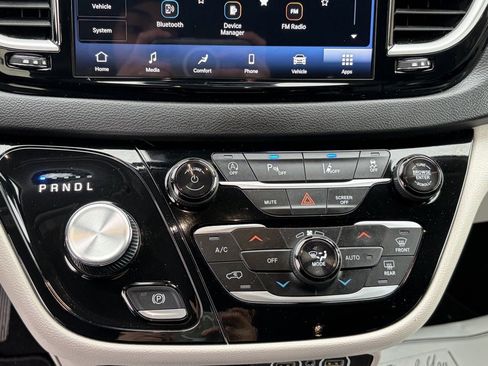 Used 2024 Chrysler Pacifica Touring-L image 8