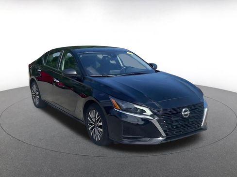 Used 2025 Nissan Altima 2.5 SV image 2