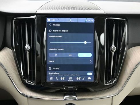 Used 2023 Volvo XC60 B5 Plus image 16