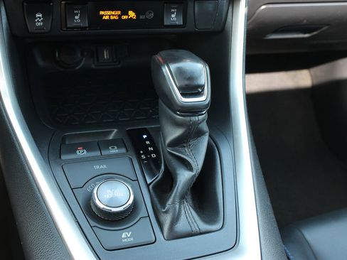 Used 2020 Toyota RAV4 XSE AWD/4WD image 18
