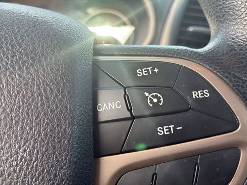 Used 2016 Jeep Cherokee Sport image 13