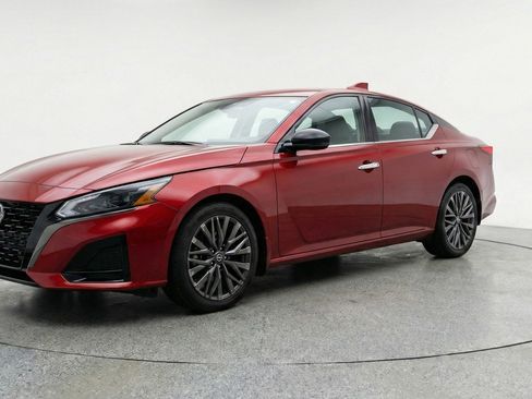 Used 2025 Nissan Altima 2.5 SV image 3