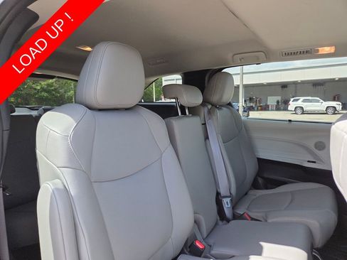 Used 2025 Toyota Sienna XLE FWD image 18