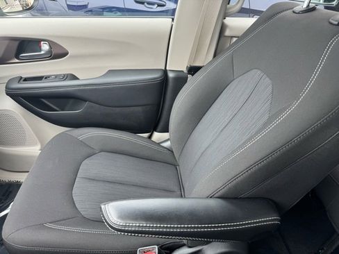 Used 2023 Chrysler Voyager LX image 20
