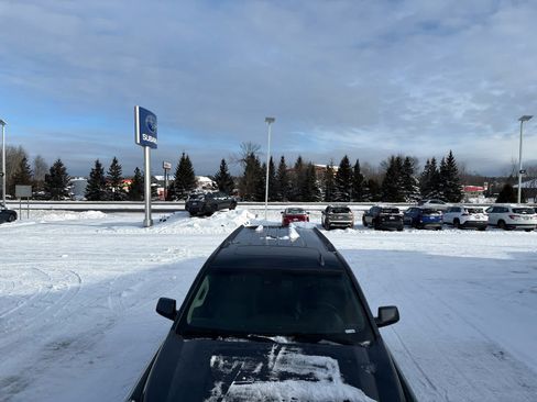 Used 2019 GMC Yukon XL SLT image 3