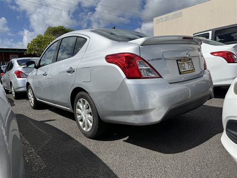 Used 2018 Nissan Versa SV FWD image 2