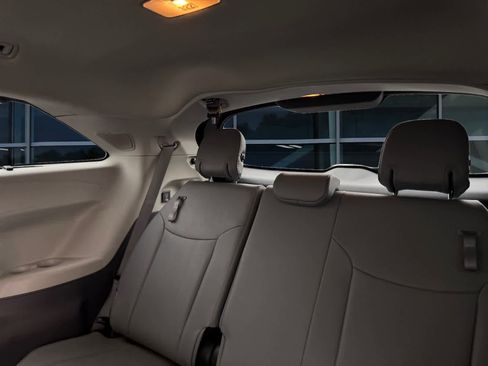 Used 2023 Toyota Sienna Limited image 17