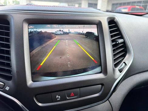 Used 2019 Jeep Cherokee Trailhawk AWD/4WD image 11