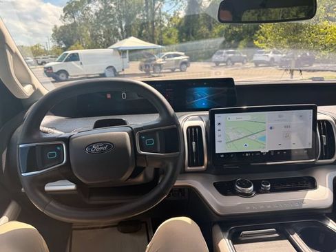 Used 2025 Ford Expedition Active AWD/4WD image 2