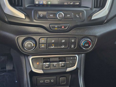 Used 2024 GMC Terrain SLE image 28