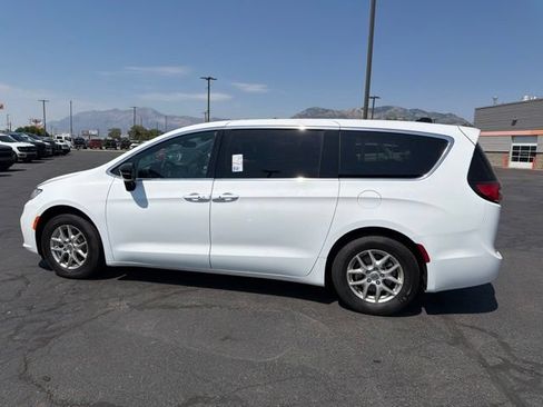 Used 2025 Chrysler Pacifica Select FWD image 12