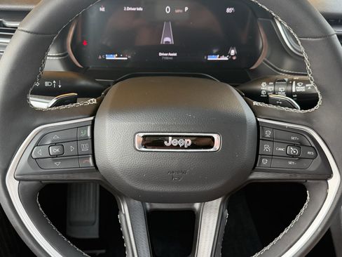 Used 2025 Jeep Grand Cherokee Laredo X w/ Luxury Tech Group I AWD/4WD image 18
