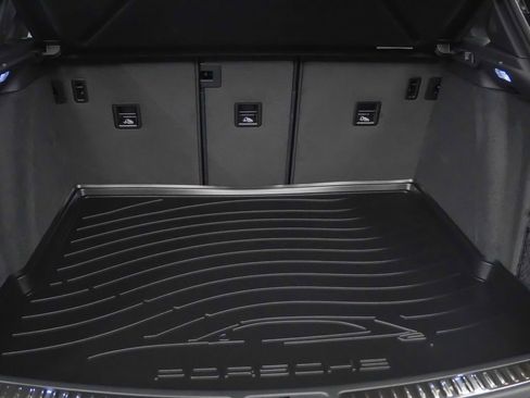 Certified 2026 Porsche Macan AWD/4WD image 13