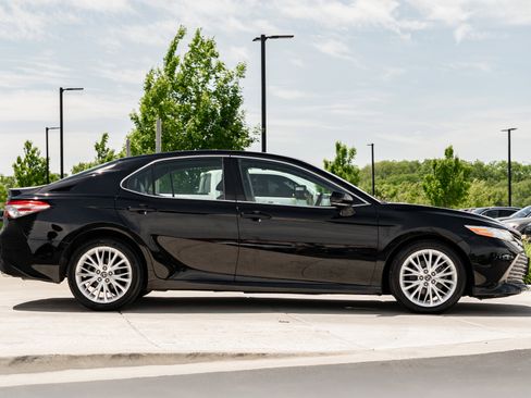 Used 2018 Toyota Camry XLE FWD image 3