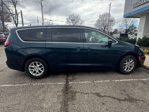 Used 2023 Chrysler Pacifica Touring-L image 7