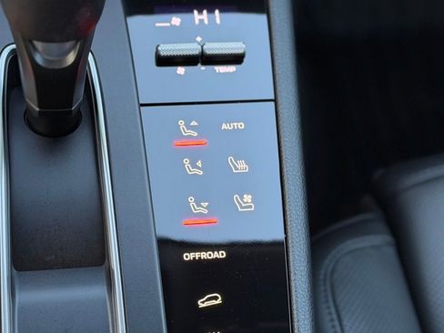 Used 2023 Porsche Macan Turbo image 21