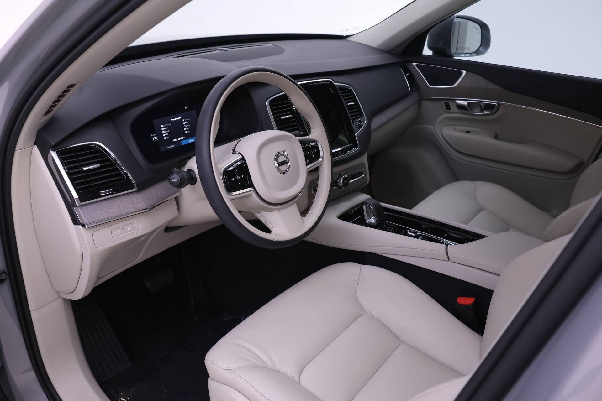 Certified 2025 Volvo XC90 T8 Plus w/ Protection Package Premier AWD/4WD image 6