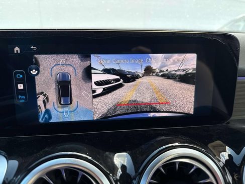 Used 2025 Mercedes-Benz GLB 250 image 12