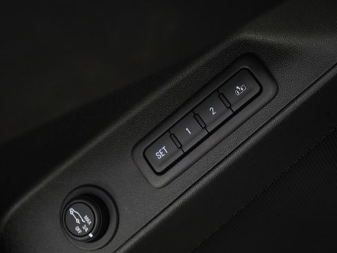 Used 2018 Chevrolet Equinox Premier image 24