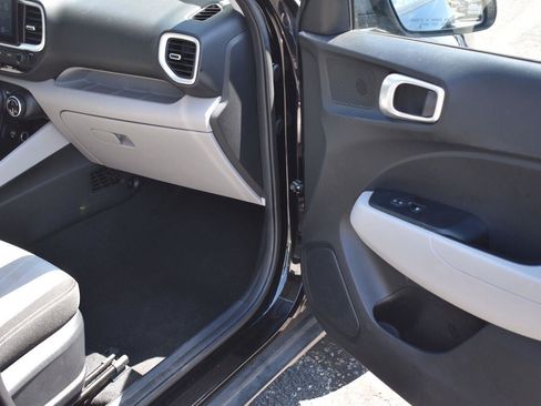 Used 2025 Hyundai Venue SEL FWD image 12