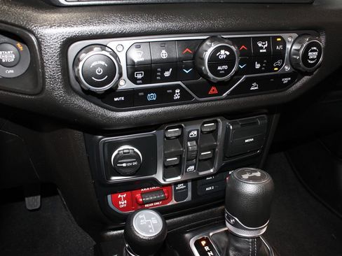 Used 2024 Jeep Wrangler Unlimited AWD/4WD image 33
