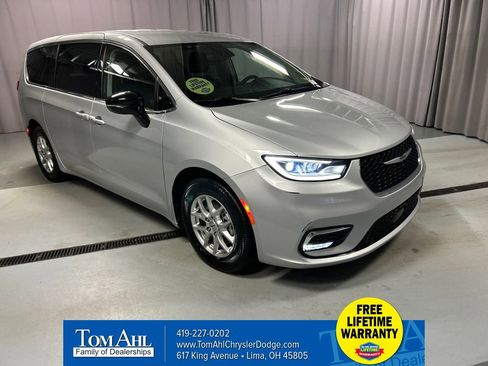 Used 2024 Chrysler Pacifica Touring-L image 1