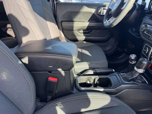 Certified 2025 Jeep Wrangler Sahara AWD/4WD image 7