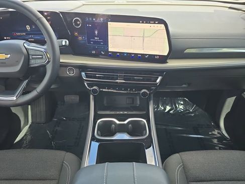 Used 2025 Chevrolet Traverse LT w/ Driver Confidence Package FWD image 11