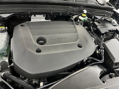 Used 2025 Volvo XC40 B5 Plus image 32