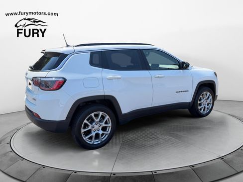 Used 2023 Jeep Compass Latitude AWD/4WD image 3