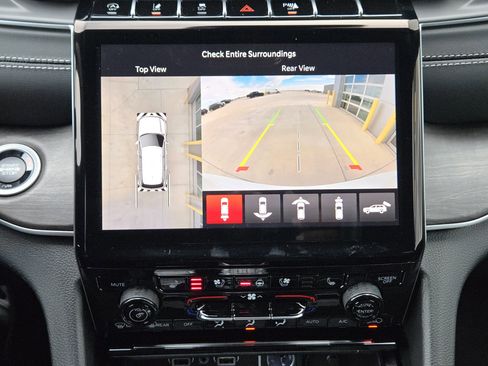 New 2025 Jeep Grand Cherokee Limited w/ Luxury Tech Group II image 15