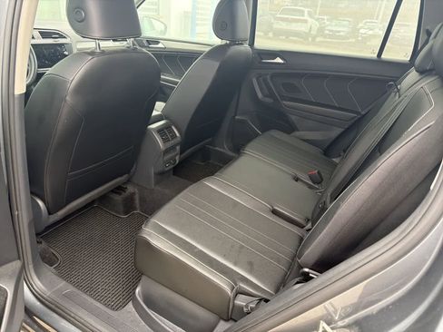 Used 2022 Volkswagen Tiguan SE w/ Panoramic Sunroof Package image 9