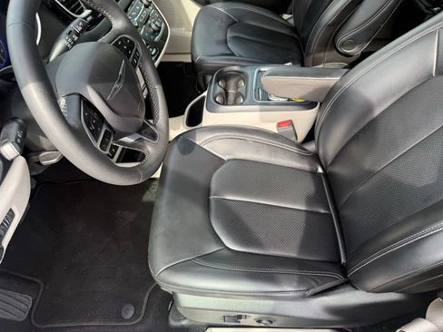 Used 2023 Chrysler Pacifica Touring-L FWD image 2