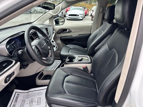 Used 2024 Chrysler Pacifica Touring-L image 10