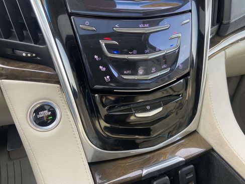 Used 2019 Cadillac Escalade Premium Luxury image 19