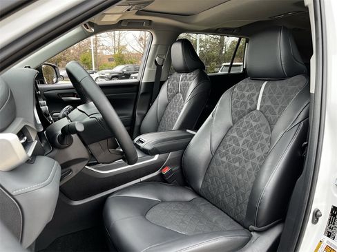 Used 2025 Toyota Highlander XLE image 23