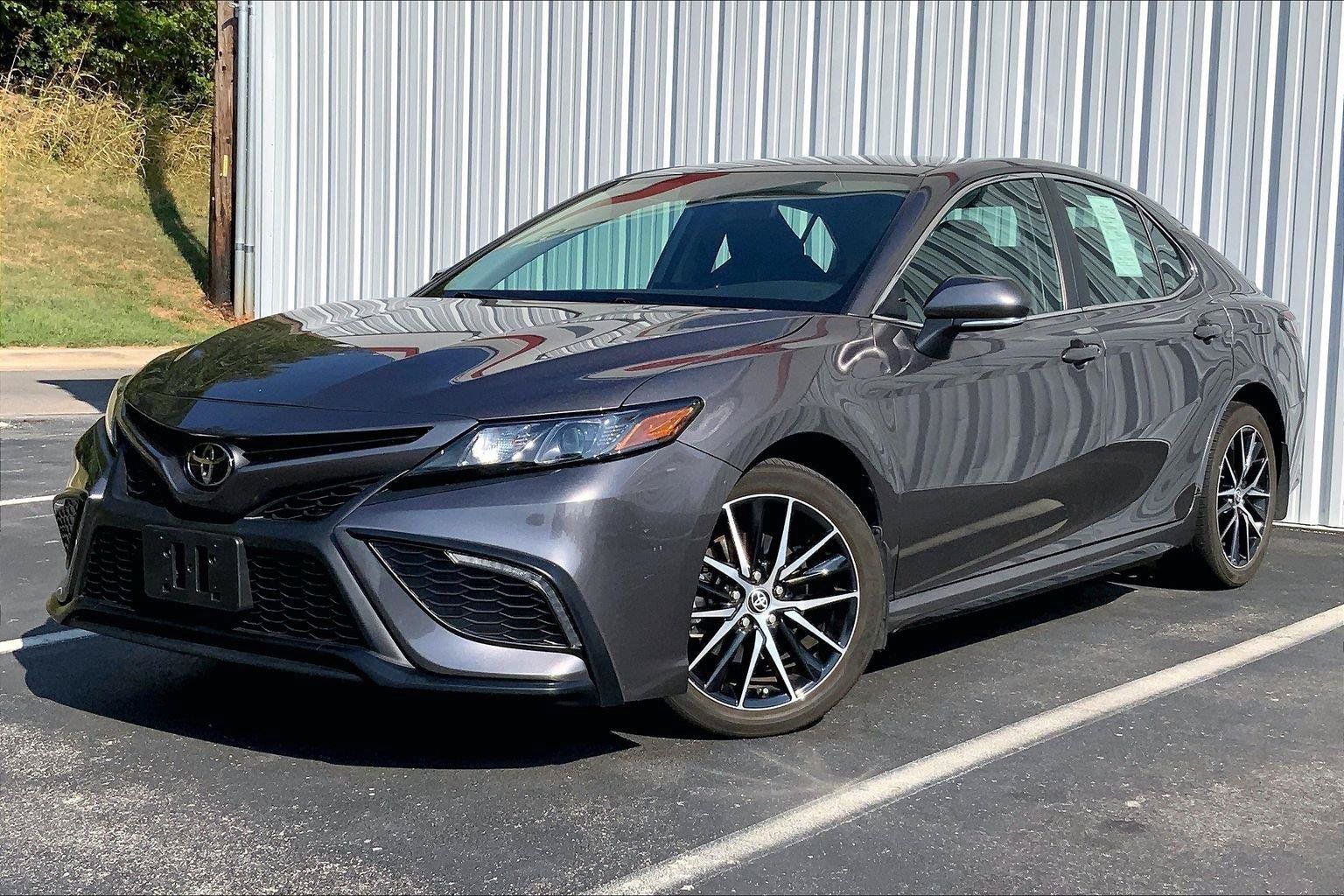 Used 2023 Toyota Camry SE FWD image 1