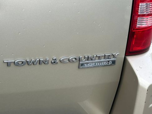 Used 2010 Chrysler Town & Country Touring FWD image 11