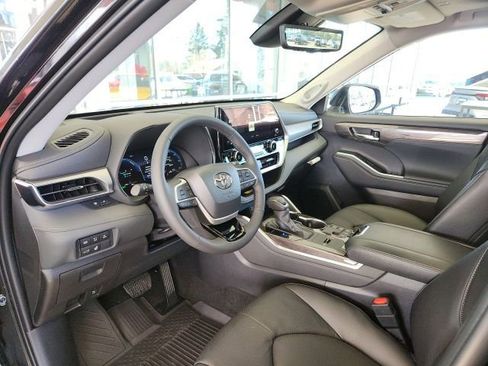 New 2026 Toyota Highlander Platinum image 13