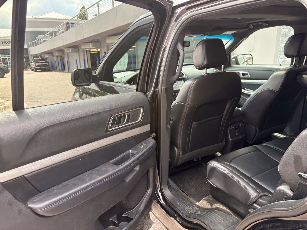 Used 2017 Ford Explorer XLT w/ Equipment Group 202A AWD/4WD image 25